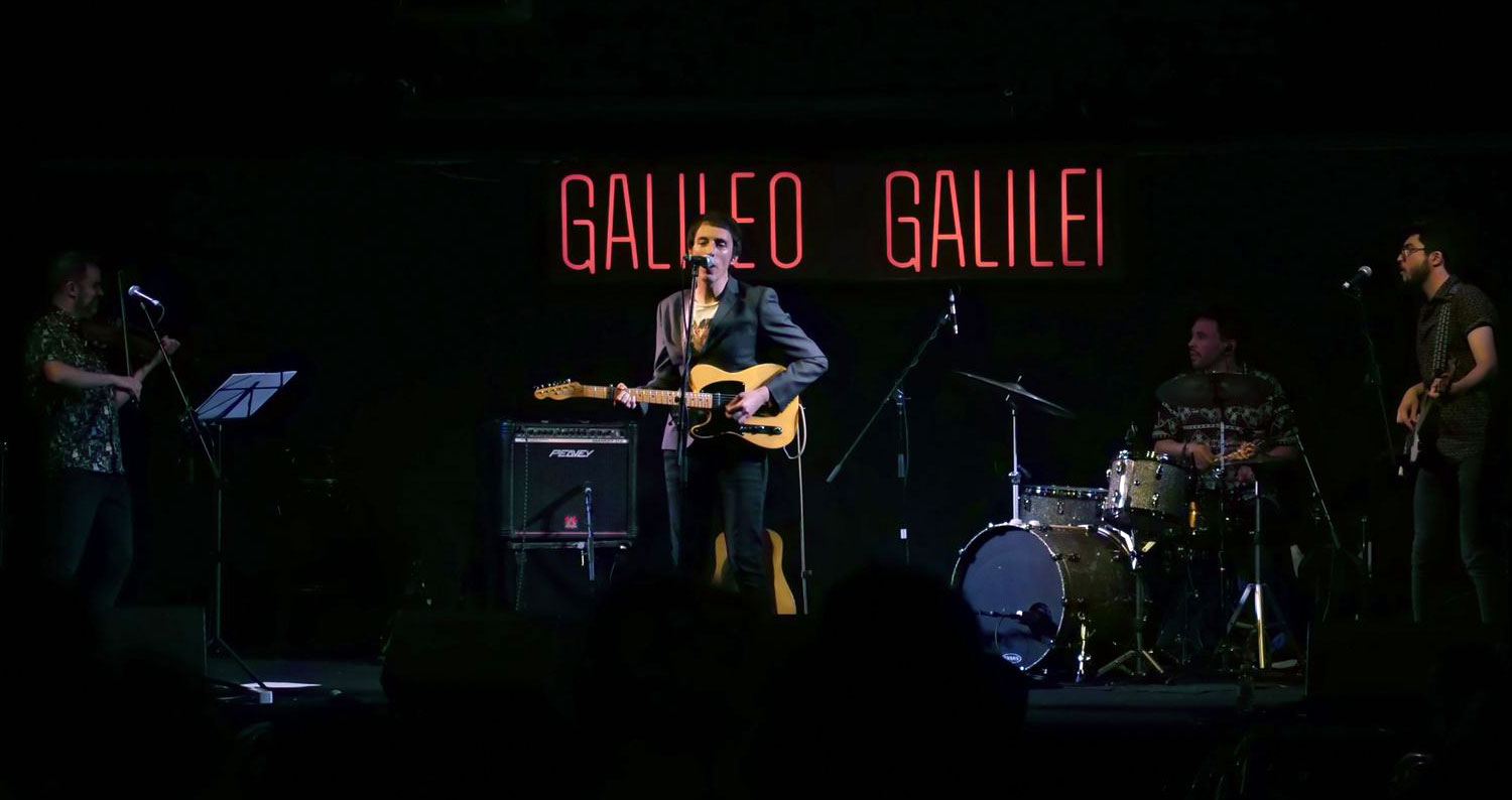 Alberto y la banda en el escenario de la sala Galileo Galilei