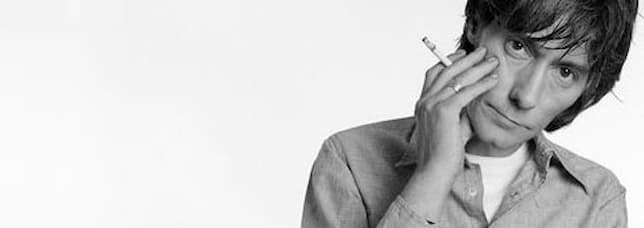 Fotografía de retrato de Antonio Vega con un cigarrillo