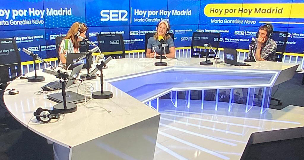 Foto del estudio de la cadena Ser con Marta González Novo, Saray Esteso y Alberto