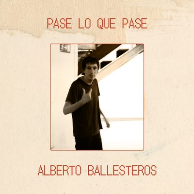 Portada del sencillo "Pase lo que pase" de Alberto Ballesteros. Fondo de papel texturizado beige con una foto central con Alberto mirando a la cámara en un espacio urbano.