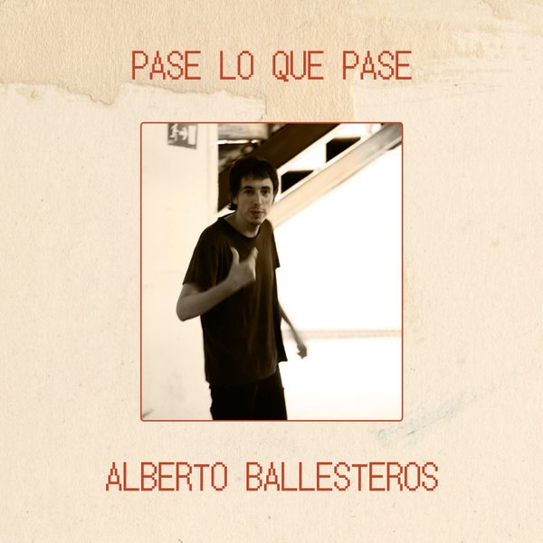 Portada del sencillo "Pase lo que pase" de Alberto Ballesteros. Fondo de papel texturizado beige con una foto central con Alberto mirando a la cámara en un espacio urbano.